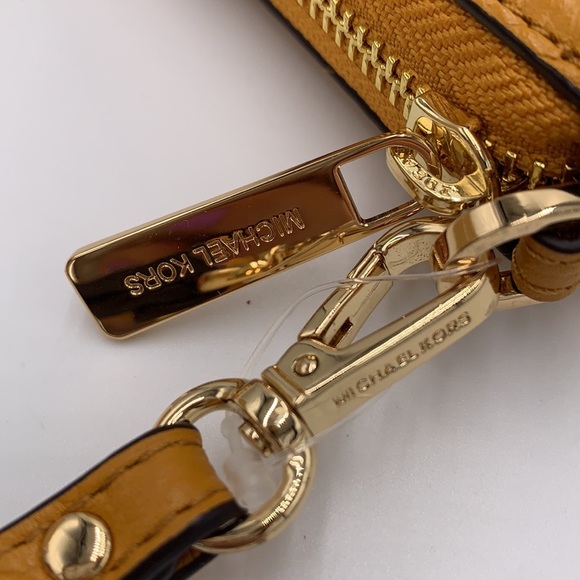 MICHAEL KORS LARGE TRAVEL CONTINENTAL WRISTLET WALLET MARIGOLD COLOR
NWT - Picture 5 of 16